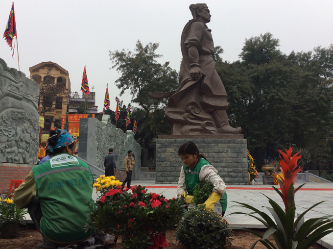 Trồng hoa trang trí cho tượng đài Quang Trung