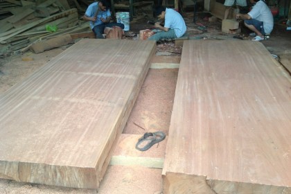 Sập gỗ Lim Nam Phi đang gia công tại xưởng