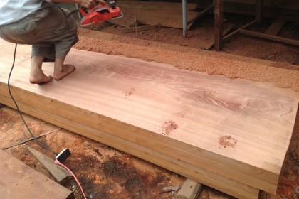 Sập gỗ Lim Nam Phi đang gia công tại xưởng