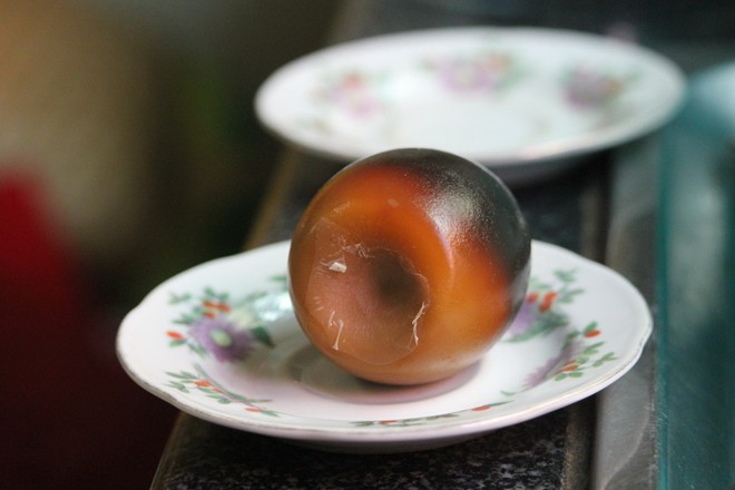 Quả trứng một nửa màu đen, nửa kia có màu nâu chè.
