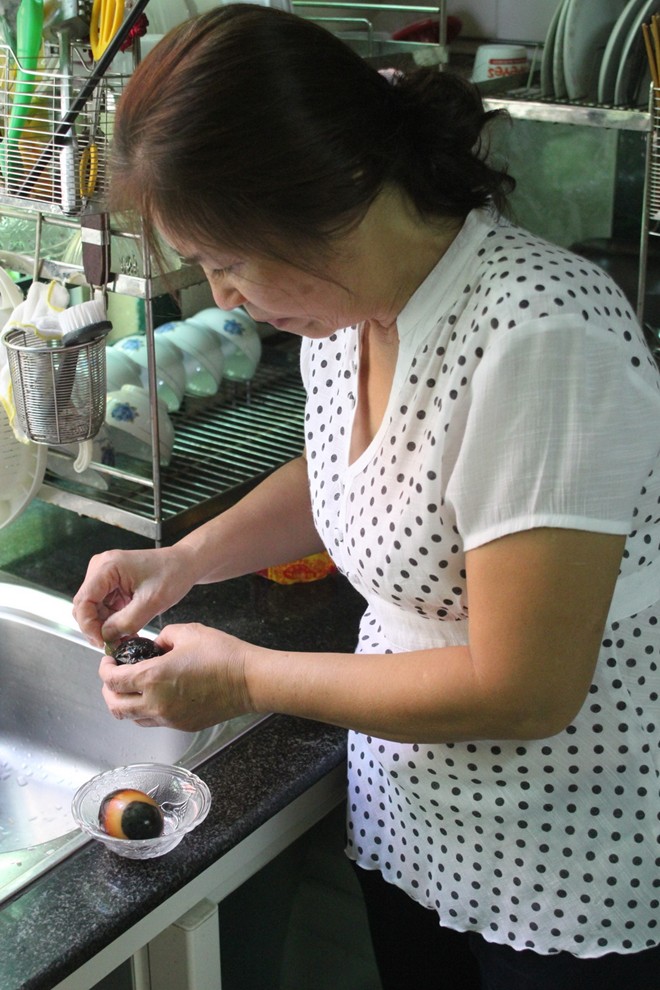 Bà Hà đập tiếp các quả khác trong hộp trứng...