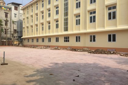 Hình ảnh trước khi trồng hàng cây Sấu tại tòa nhà mới xây