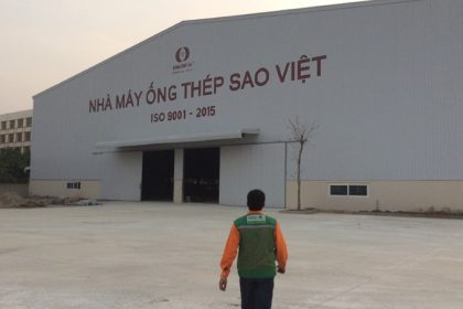 Phía trước xưởng